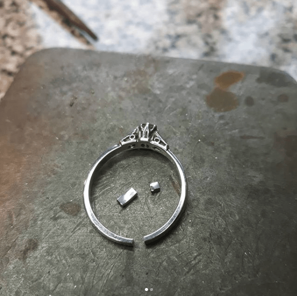 جواهر ساز ها نوار حلقه رو قطع می کنن و یک قطعه  فلز(فلز از جنس انگشتر) را در بین انتها های بریده شده اضافه میکنن